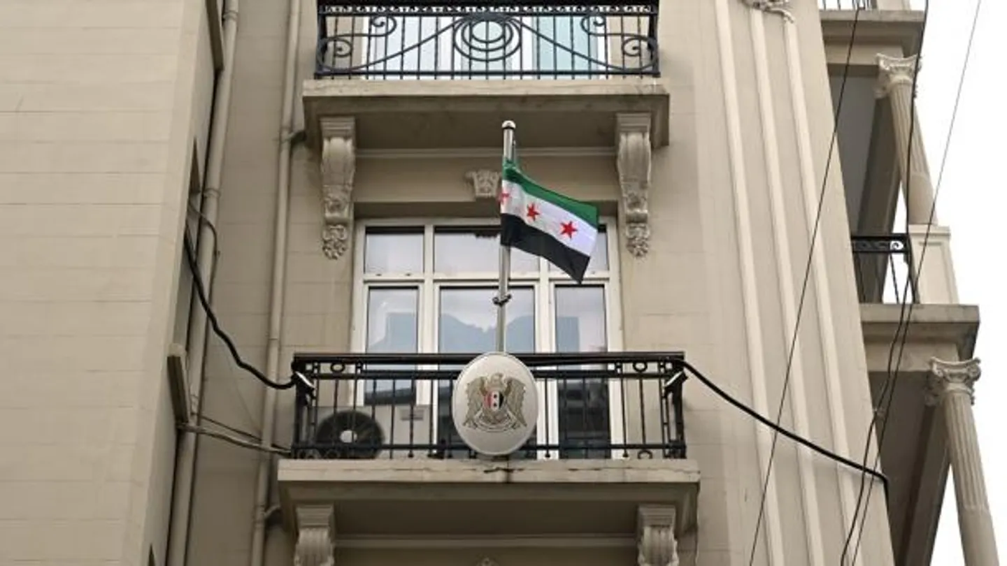 Süriyäneñ İstanbuldağı baş konsullığı bayrağın üzgärtte